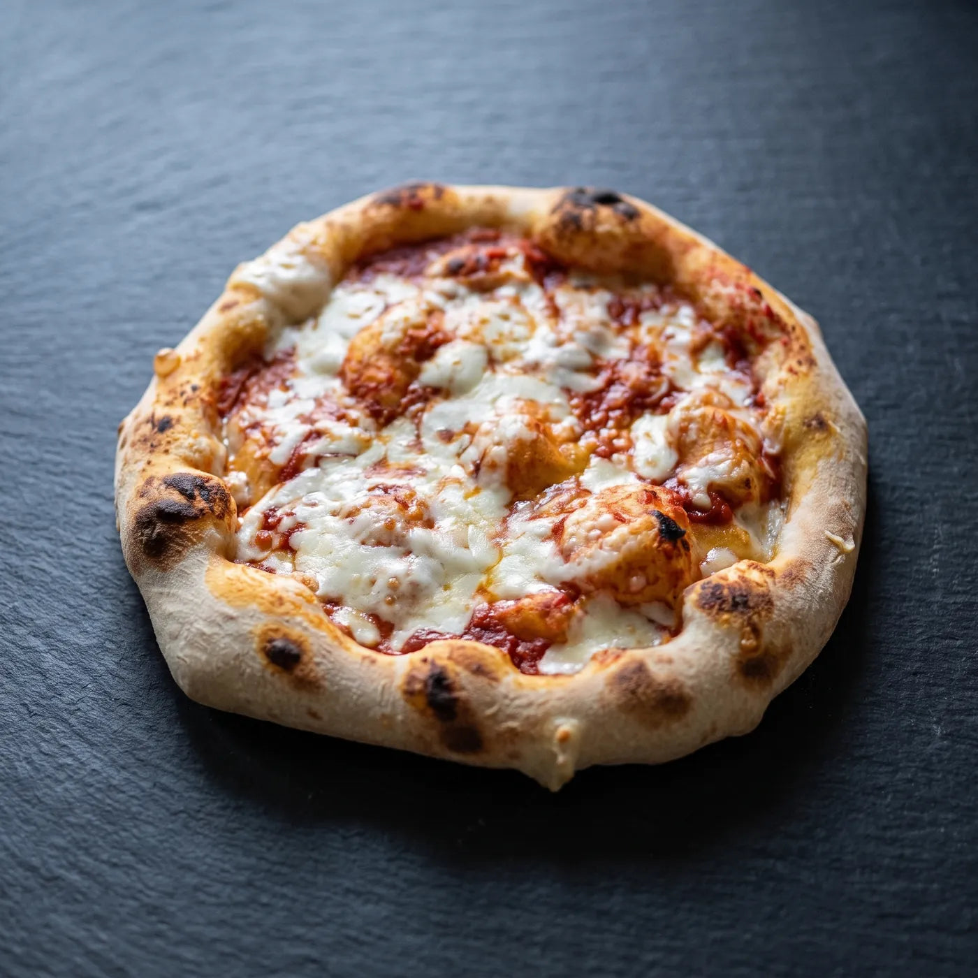 Gebakken pizza met zijn rand